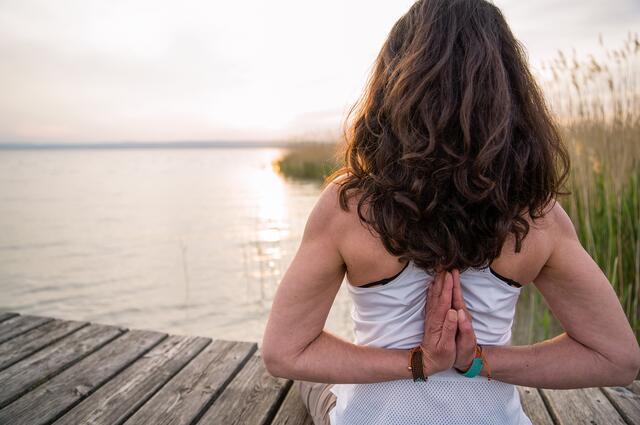 Genussvolle Stunden im Grünen: Yoga am See vereint Natur und Entspannung für Körper und Geist.  | Foto: Nadis Photo