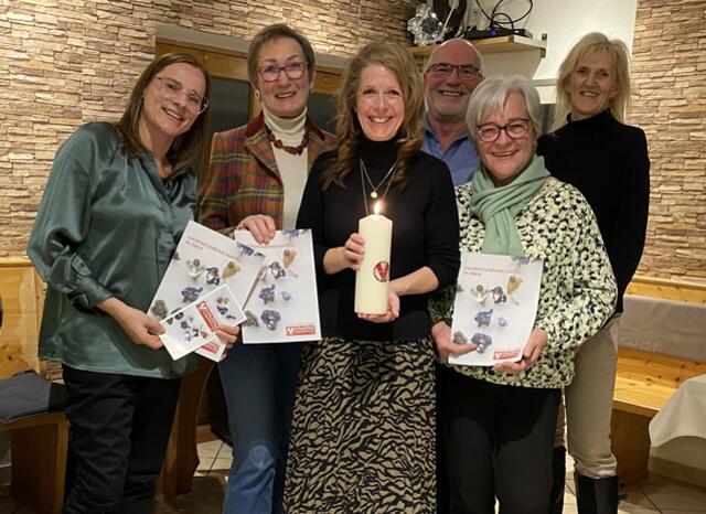 Margit Arnold (Kassierin), Agnes Troger (Beirätin), Dekan Augustinus Kühne OPraem. (Geistlicher Beirat), Michaela Angerer (Obfrau), Hildegard Neuhauser (Beirätin), Maria Gatt (Schriftführerin) | Foto: Vinzenzgemeinschaften Tirol