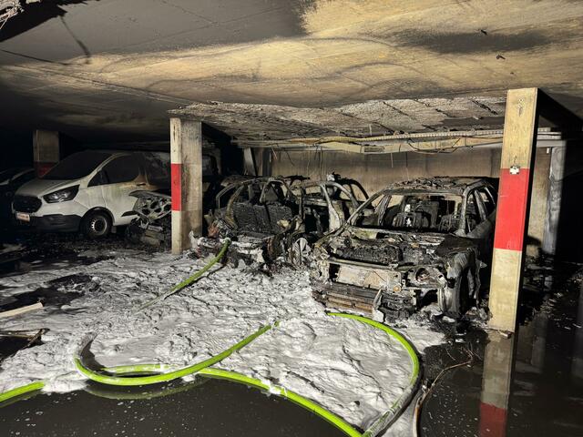 Drei Fahrzeuge sind vollkommen ausgebrannt.  Der Brand ist laut ersten Erhebungen durch einen technischen Defekt im Bereich einer Hochvoltbatterie eines hybridangetriebenen Fahrzeuges ausgelöst worden. | Foto: zeitungsfoto.at