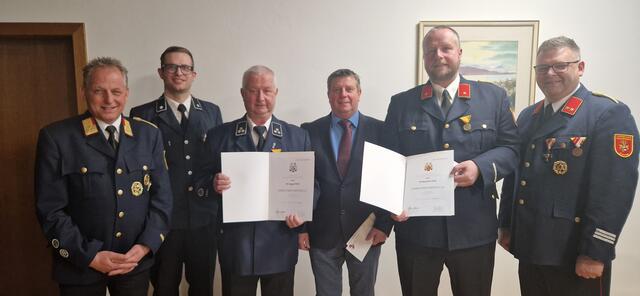 Die FF Guttaring zog Bilanz und konnte zahlreiche Mitglieder auszeichnen bzw. befördern.
Am Foto: Bezirksfeuerwehrkommandant Friedrich Monai, Kameradschaftsführter Pascal Greiner, August Pirolt (Medaille 40 Jahre), Bürgermeister Günter Kernle, Gemeindefeuerwehrkommandant Stv. Alexander Pirolt (Medaille 25 Jahre), Gemeindefeuerwehrkommandant Andreas Ladstätter | Foto: FF Guttaring
