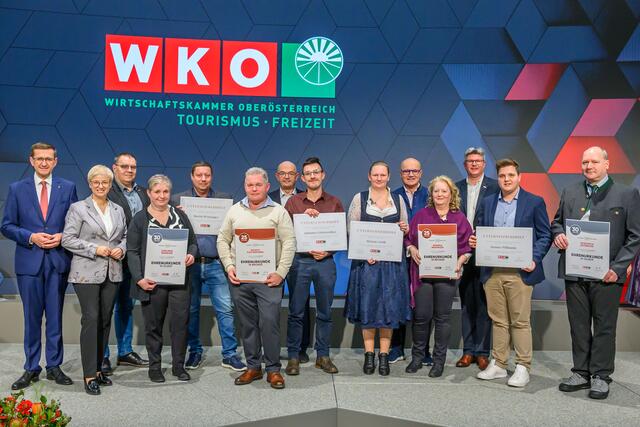 Wirtschafts- und Tourismuslandesrat Markus Achleitner, WKOÖ-Präsidentin Doris Hummer, Bezirksstellenleiter Josef Renner, Gerlinde Murauer, Martin Weinzinger, Rudolf Kastenhuber, Spartenobmann Gerold Royda, Johannes Gebetsroither, Melanie Groiß, Bundesspartenobmann Robert Seeber, Monika Meiringer, Spartengeschäftsführer Stefan Praher, Hannes Pöllmann und Friedrich Edtmayr (v.l.). | Foto: Cityfoto/Simlinger