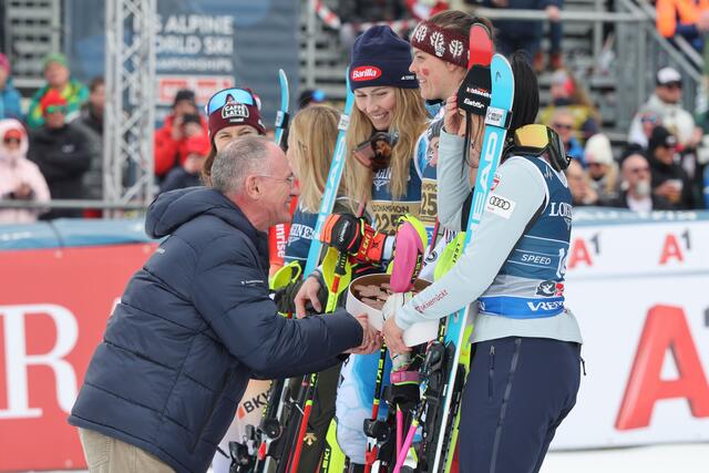 Innenminister Gerhard Karner besuchte die Teamkombination der Damen sowie den WM-Einsatzstab. Im Bild: Innenminister Gerhard Karner bei der Flowers Ceremony; Gold: Mikalea Shiffrin und Breezy Johnson (USA), Silber: Lara Gut-Behrami und Wendy Holdener (SUI) und Bronze: Stephanie Venier und Katharina Truppe (AUT); | Foto: Land Salzburg / Franz Neumayr