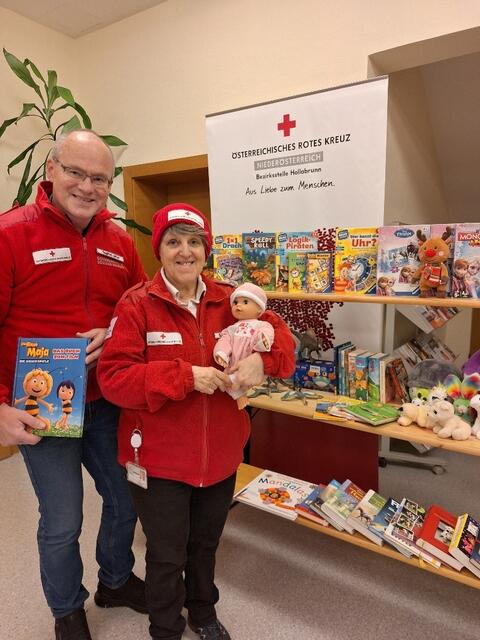 Auch Spielsachen und Bücher wurden zu Weihnachten angeboten. | Foto: Rotes Kreuz