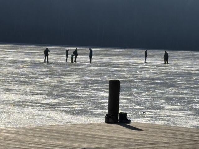 Der Lunzer See ist momentan von einer dicken Eisschicht bedeckt.