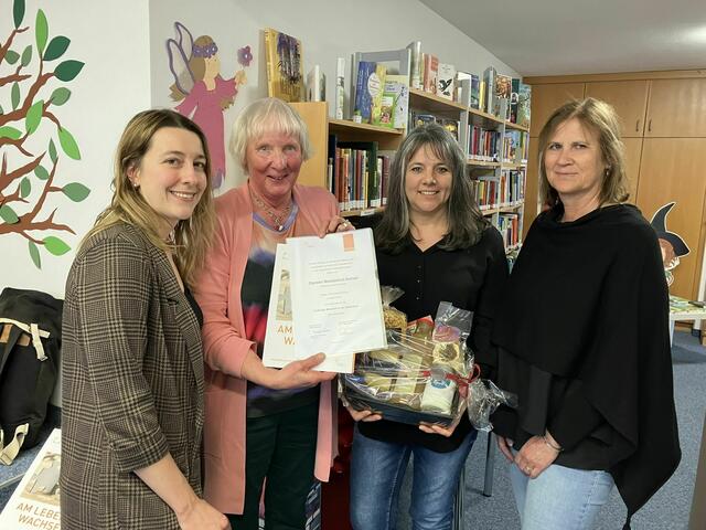 v.l.: Mag. Julia Eitzinger, Dita Mooijekind-Kerver, Büchereileiterin Carmen Posch und Monika Heinzle. | Foto: Christian Kössler