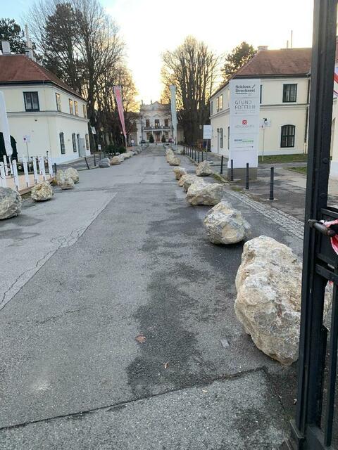 Wenig sinnvoll findet Robert G. die Stein-Allee vor dem Schloss Hetzendorf. | Foto: Robert G.