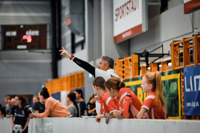 FC Passau-Coach mit Anweisungen für seine Fußballerinnen. | Foto: Reischl