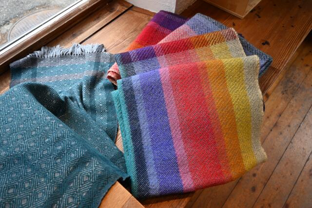 Ein Handwerk, das mit prächtigen Farben aufzeigen kann: die Weberei. Innsbruck wird mit der Schließung von Knoflachs Laden einen weiteren handwerklich kulturellen Verlust erleiden.  | Foto: Königer