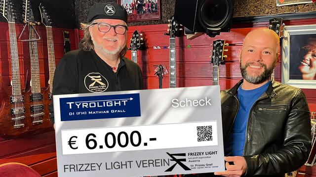 Mathias Gfall spendiert €6000.- für Bildungsprojekte von Frizzey Greif in Nepal | Foto: Frizze Light Verein