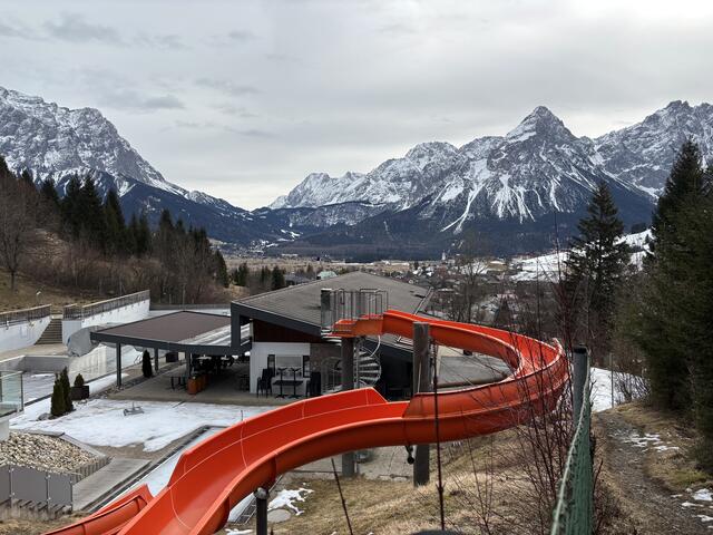 Das Panoramabad in Lermoos wird seinem Namen gerecht. Der Ausblick über den Ort hinweg ist beeindruckend. | Foto: Reichel