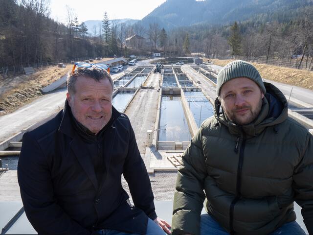 Bei der Fischzucht: Bgm. Peter Lepkowicz und Philip Waldert. | Foto: Santrucek