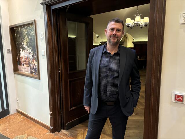 Das "Sternbräu" öffnete seine Türen bei der "Langen Nacht der Lehre". Der Lehrlingsbeauftragte Edmund Barry stand für Informationen bereit und zeigte Interessierten den Betrieb.  | Foto: Lisa Gold