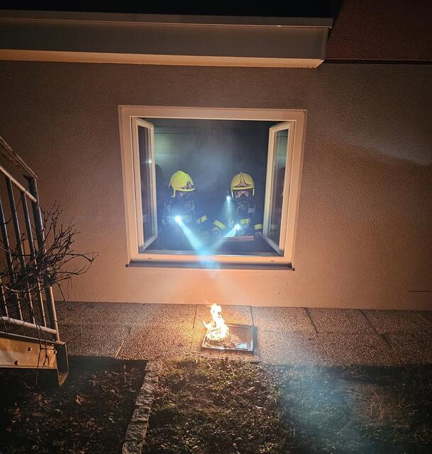 Das Brandgut konnte über ein Fenster ins Freie gebracht werden. | Foto: HFW Villach