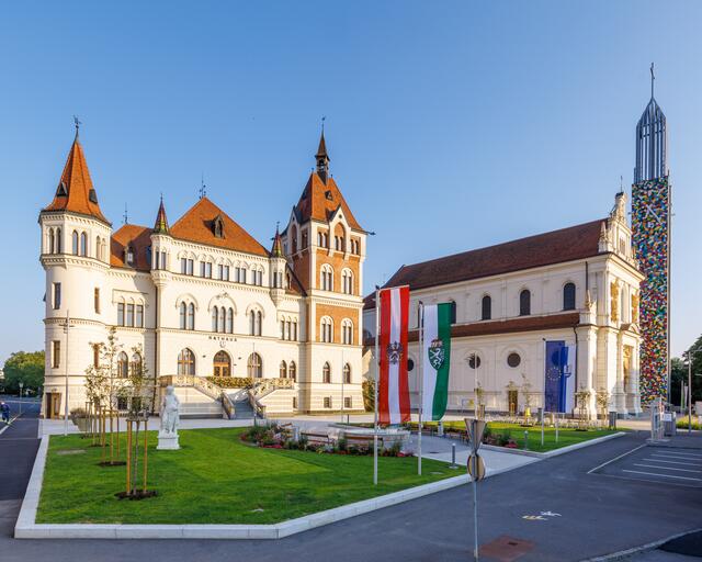 Ins neue Rathaus ist die Verwaltung eingezogen. Gemeinsam mit dem bunten Kirchturm ist es Wahrzeichen der Stadt. | Foto: Linshalm Fotografie