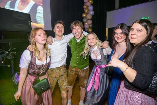 Die Besucherinnen und Besucher unterhielten sich beim Steirerball in Wildon prächtig. | Foto: ©pixelmaker