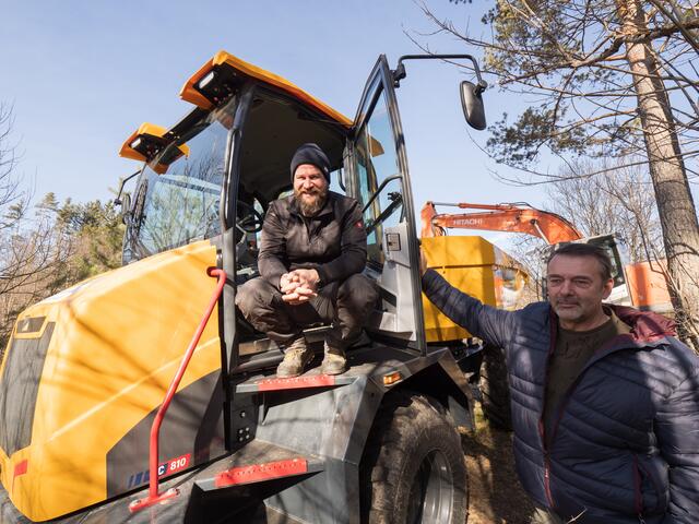 Manuel Kerschbaumer und Andreas Gamperl arbeiten an der Geschiebefalle. | Foto: Santrucek