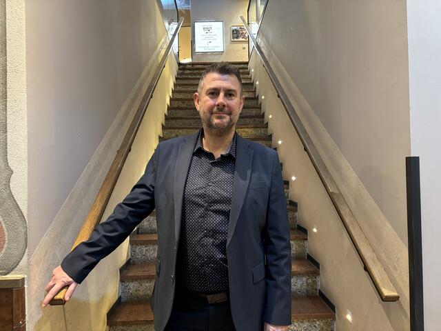 Das "Sternbräu" öffnete seine Türen bei der "Langen Nacht der Lehre". Der Lehrlingsbeauftragte Edmund Barry stand für Informationen bereit und zeigte Interessierten den Betrieb.  | Foto: Lisa Gold