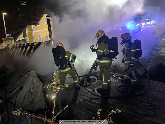 Die Feuerwehrleute konnten den Brand in Straßwalchen schnell löschen. | Foto: FF Straßwalchen