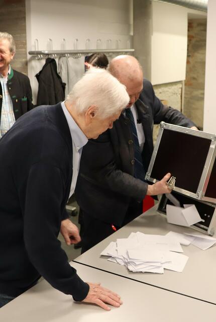 Egon Haring und Walter Eichmann bei der Stimmenauszählung | Foto: Gerhard Langmann