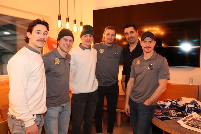 Die VSV-Spieler: Max Coatta, Benjamin Lanzinger, Dominik Prodinger, Nikita Scherbak, Moderator Gert Prohaska und Jean-Philippe Lamoureux | Foto: MeinBezirk.at