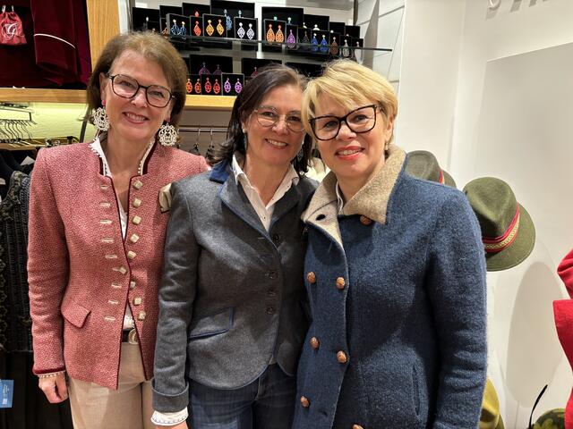 Waren bei der "Langen Nacht der Lehre" mit dabei: Maria Haunsberger, Monika Haunsberger und Berta Rainer von "Trachten Stassny" in der Salzburger Altstadt. | Foto: Lisa Gold