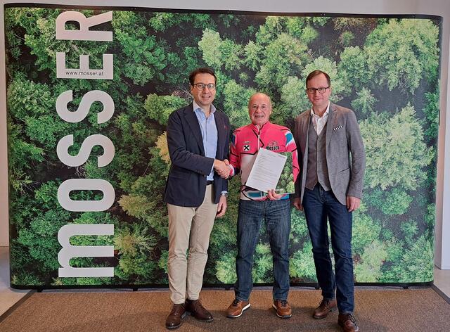 Verlängerung des Sponsoren-Vertrags in Randegg: Radclub-Obmann Hermann Tod (M.) mit Geschäftsführer Martin Bruderhofer und seinem Stellvertreter Klaus Vomela von der Firma Mosser | Foto: Radclub RC-27 Randegg