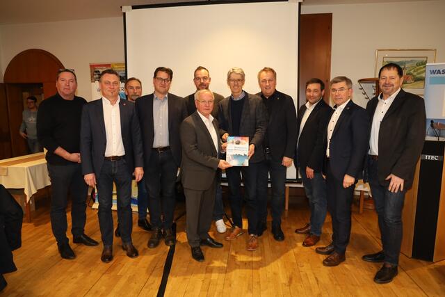 Neu in den Verband wurde die Gemeinde Mettersdorf aufgenommen – hier Bürgermeister Josef Schweigler (5. v. r.) und Obmann Josef Ober. | Foto: Johann Schleich