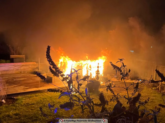 Aus bisher unbekannter Ursache war in Straßwalchen in einem Garten ein Whirlpool in Brand geraten. | Foto: FF Straßwalchen