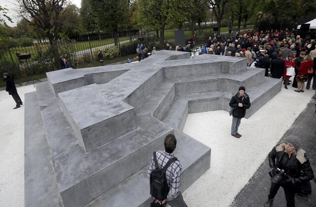Am Freitag, 24. Oktober 2014, wurde am Wiener Ballhausplatz das Denkmal für Wehrmachtsdeserteure eröffnet. | Foto: GEORG HOCHMUTH / APA / picturedesk.com