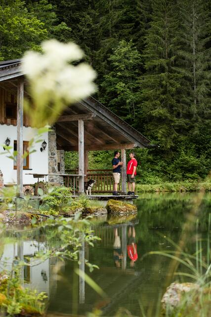 Hermann Hasenauer liefert für das "dahoam" Eschen und Saiblinge. | Foto: Jörg Lehmann Druck