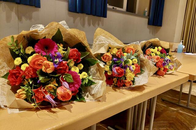 Für die Siegerinnen gibt es neben einer Medaille und einer Urkunde auch einen Blumenstrauß. | Foto: Kameradschaft Elixhausen