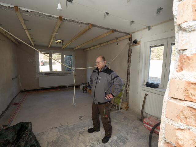 Gerhard Kaplan in der Baustelle seines Zuhauses. | Foto: Santrucek