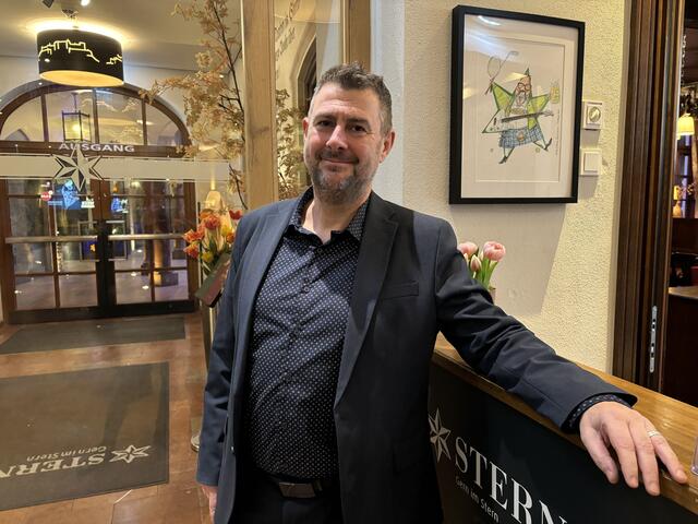 Das "Sternbräu" öffnete seine Türen bei der "Langen Nacht der Lehre". Der Lehrlingsbeauftragte Edmund Barry stand für Informationen bereit und zeigte Interessierten den Betrieb.  | Foto: Lisa Gold