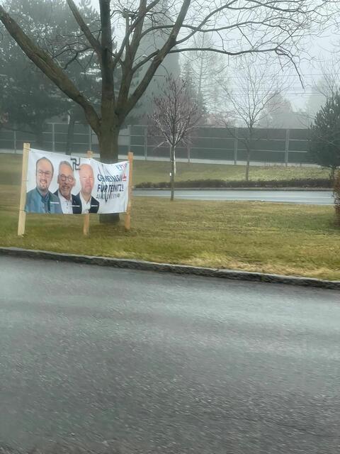 Um dieses verunzierte Plakat geht es. | Foto: Martin Kurz