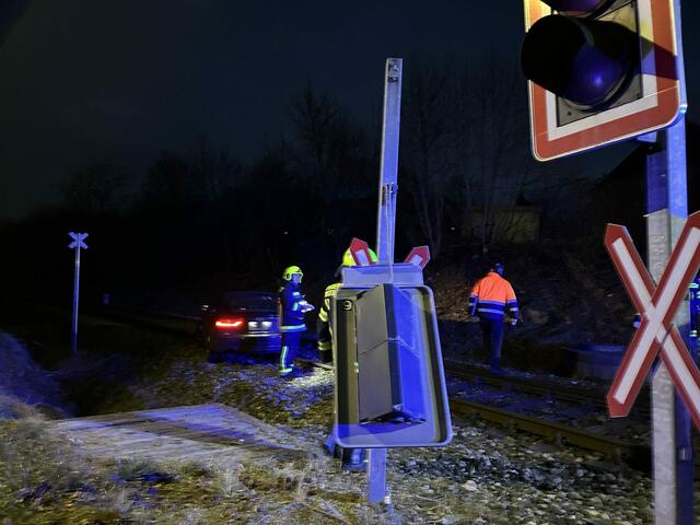Nach Freigabe der ÖBB konnte die Feuerwehr das Fahrzeug von den Gleisen bergen. | Foto: FF Mattersburg