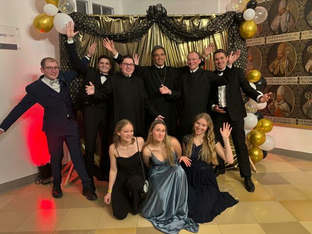 Der erste „Treffpunkt Ball“ war ein voller Erfolg – eine gelungene Verbindung von festlichem Ballvergnügen und inspirierender Glaubensgemeinschaft.

 | Foto: Treffpunkt Benedikt, Michael Lastric