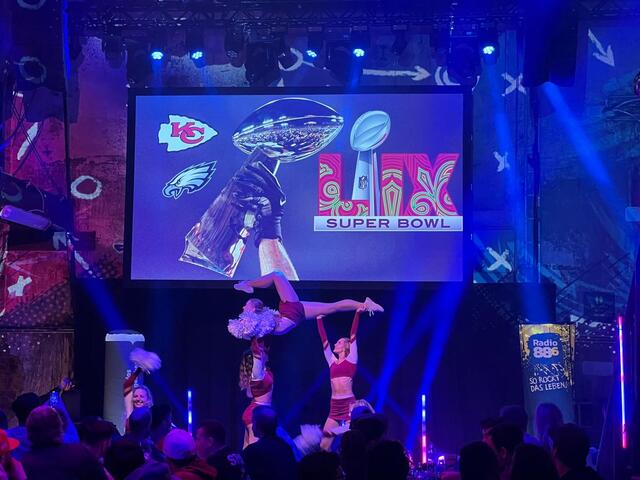 Die Cheerdancer von "Milleniumdancers" zeigten eine spektakuläre Performance, bevor das Spiel begann. | Foto: Ipirotis/MeinBezirk