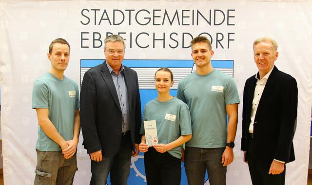 DGKP Grillitsch Julian, BSc;cBgm Abg. z. NR Wolfgang Kocevar; DGKP Döbrösy Lisa, BSc; DGKP Lukas Frühwirth, BSc; Vize Bgm. Christian Pusch | Foto: Stadtgemeinde Ebreichsdorf