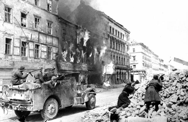 Sowjetische Soldaten während eines Straßenkampfes in Wien. | Foto: Yevgeny Khaldei / Tass / picturedesk.com