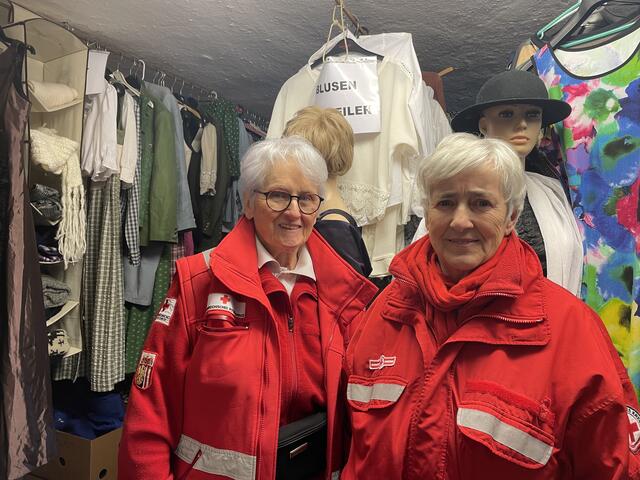 Elfi Ahammer und Marianne Scholl vom RotKreuz-Flohmarkt in Grub. | Foto: MeinBezirk