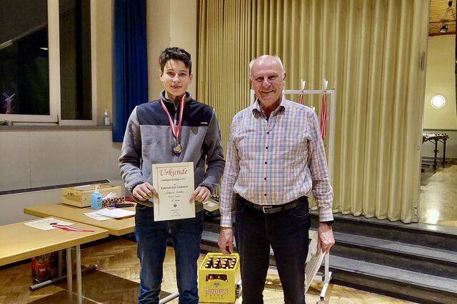 Staub Mattis erreichte beim Zimmergewehrschießen 50 Ringe und holte sich somit die Silbermedaille in der Kategorie Jugend. Im Bild mit Franz Jammernegg, Vereinsobmann der Kameradschaft Elixhausen | Foto: Kameradschaft Elixhausen