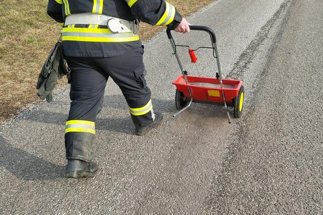 Mit dem Streuwagen wurde das Ölbindemittel aufgetragen. | Foto: Alois Braid/zema-medien.de