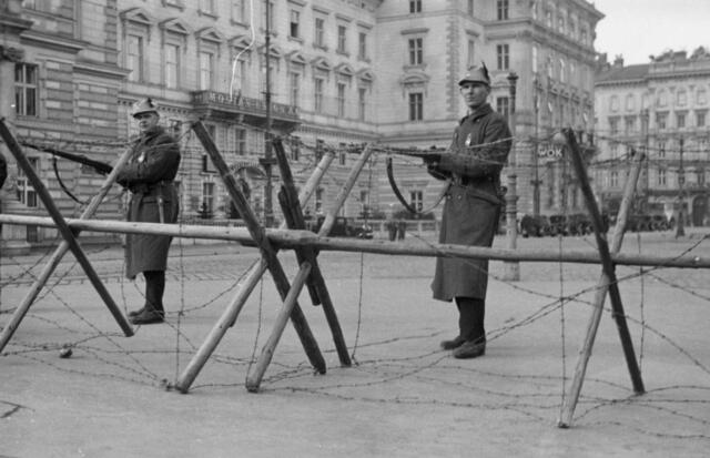 Angehörige der Heimwehr bewachen während des Februaraufstandes eine Straßensperre am Schwarzenbergplatz.  | Foto: Austrian Archives (S) / brandstaetter images / picturedesk.com