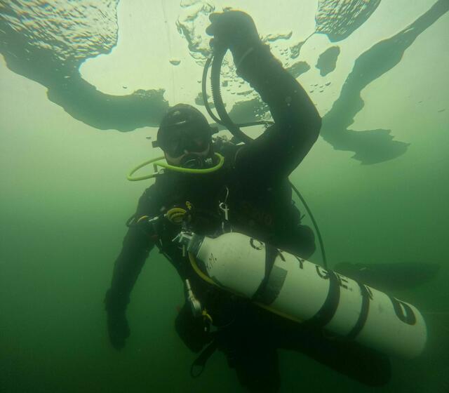 Die Suche unter Eis bedarf „eines kühlen Kopfes“ und viel taucherische Erfahrung. | Foto: Samariterbund Wasserrettung Zell am See