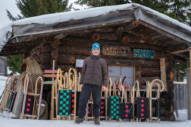 Karl Nagele posiert für ein Foto beim Dreh zu ServusTV's Heimatleuchten "Ein Jahr im Wipptal"  | Foto: © ServusTV/Martin Kadlez