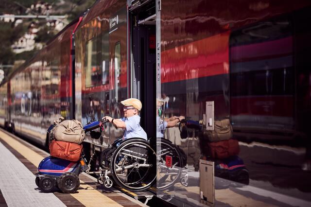 Barrierefreiheit bei den öffentlichen Verkehrsmitteln. Bahnhöfe sollen weiter ausgebaut werden, bei Bushaltestellen gibt es Nachholbedarf. | Foto: Marek Knopp