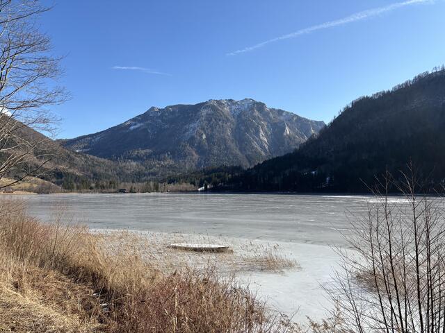Der Lunzer See ist momentan von einer dicken Eisschicht bedeckt.