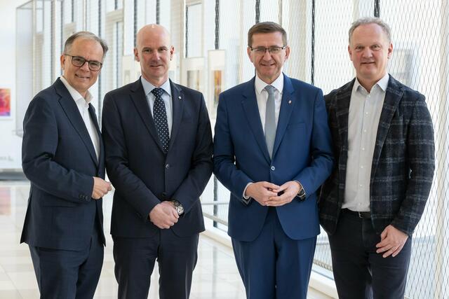 Am Bild von links: Gerhard Dell (Geschäftsführer OÖ. Energiesparverband), Peter Franzmayr (Präsident Messe Wels GmbH), Wirtschafts- und Energie-Landesrat Markus Achleitner und Robert Schneider (Geschäftsführer Messe Wels GmbH).
  | Foto:  Land OÖ/Roland Pelzl