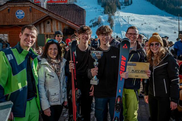 Landesgeschäftsführer Manuel Oberascher, Klubobfrau Margit Angerlehner, Tobias und Philipp Zellhofer, Landesobmann Moritz Otahal, Staatssekretärin und JVP-Bundesobfrau Claudia Plakolm (von links) | Foto: JVP OÖ