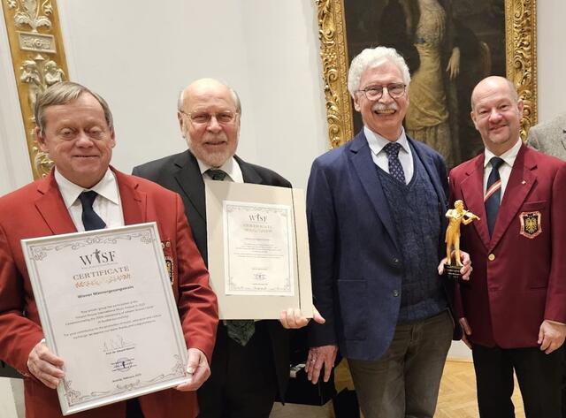 Prof. Dr. Eduard Strauss mit Chormeister Günther Mohaupt (rechts im Bild) und Obmann Walther Pröglhöf vom Wiener Männergesang-Verein, sowie Werner Hackl vom KünstlerOrchester Wien | Foto: uniart